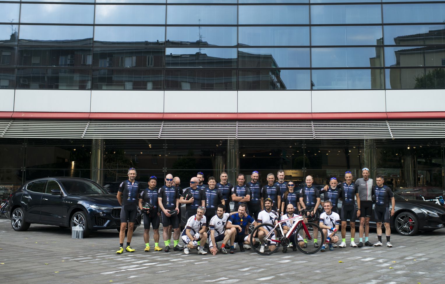 Maserati: los ciclistas protagonistas de la sexta edición de la París – Módena 2019 cruzan la línea de meta en la sede histórica de la Casa del Tridente Maserati: los ciclistas protagonistas de la sexta edición de la París – Módena 2019 cruzan la línea de meta en la sede histórica de la Casa del Tridente