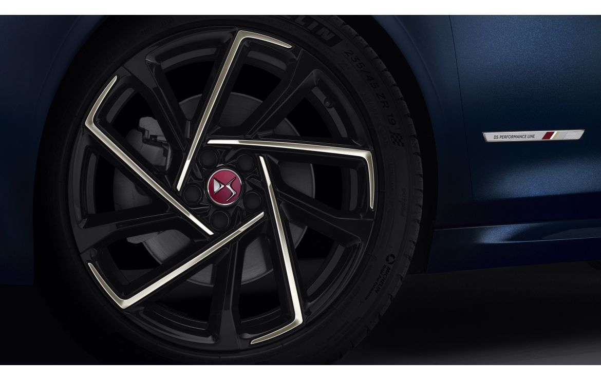 LA DS PERFORMANCE LINE LLEVA EL REFINAMIENTO Y LAS PRESTACIONES DEL GRAN TURISMO A TODA LA GAMA DS AUTOMOBILES LA DS PERFORMANCE LINE LLEVA EL REFINAMIENTO Y LAS PRESTACIONES DEL GRAN TURISMO A TODA LA GAMA DS AUTOMOBILES