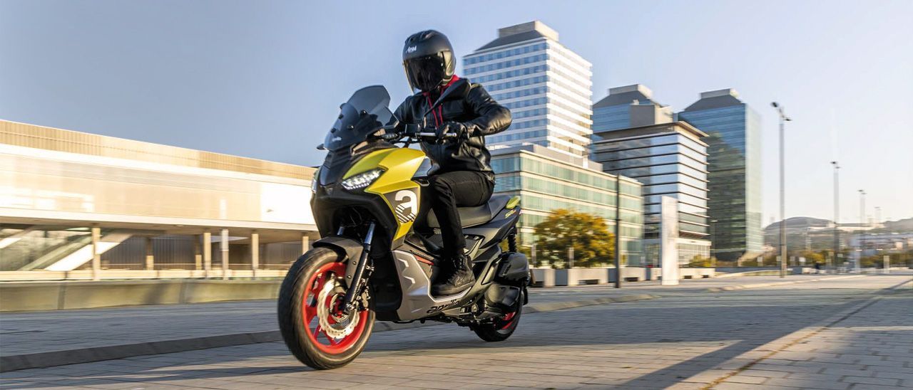 APRILIA SR GT ABS DESDE 55€/MES* APRILIA SR GT ABS DESDE 55€/MES*