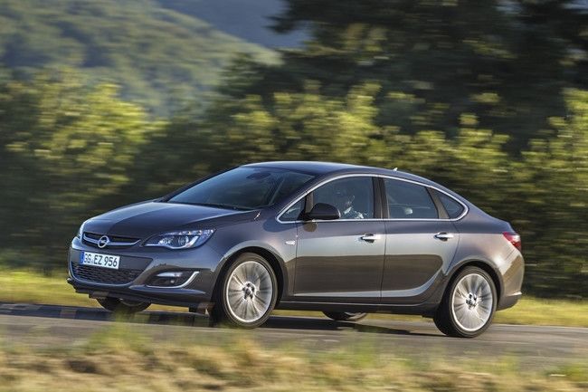 Opel Astra 2012 para el Salón de Moscú Opel Astra 2012 para el Salón de Moscú