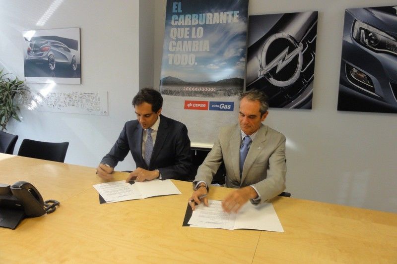 Opel y CEPSA firman un acuerdo para potenciar el uso de autogás Opel y CEPSA firman un acuerdo para potenciar el uso de autogás