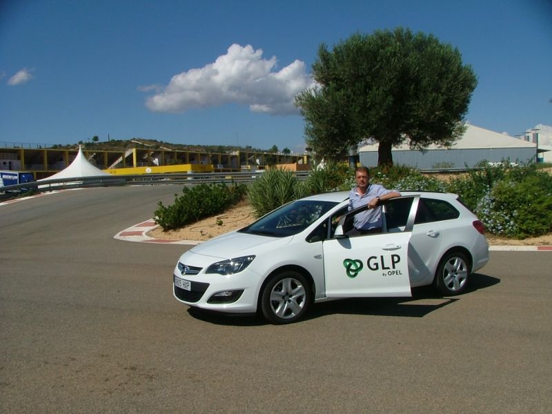 Luís Climent con un Opel Astra GLP en el I Eco Rally de la Comunidad Valenciana Luís Climent con un Opel Astra GLP en el I Eco Rally de la Comunidad Valenciana