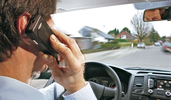 El móvil es una de las mayores distracciones para los conductores El móvil es una de las mayores distracciones para los conductores