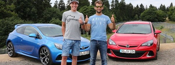 Aleix Espargaró y Ricky Cardús al volante del Opel GTC OPC Aleix Espargaró y Ricky Cardús al volante del Opel GTC OPC