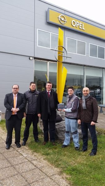 Premio al equipo de Posventa de Germotor por su buena gestión en la venta de recambios. Premio al equipo de Posventa de Germotor por su buena gestión en la venta de recambios.