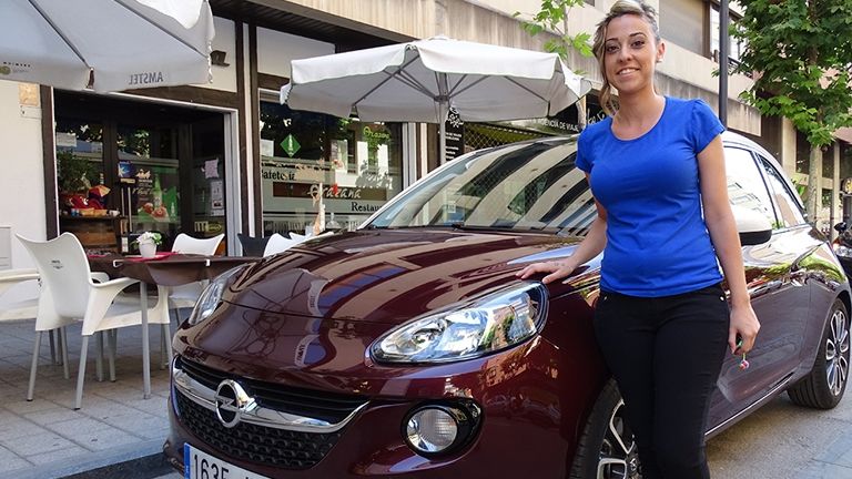 Verónica y su Opel ADAM Verónica y su Opel ADAM