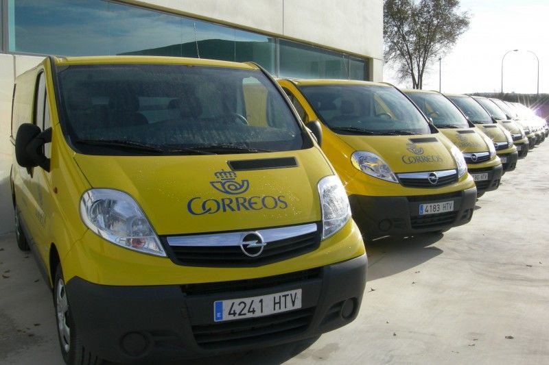 Opel entrega una flota de cincuenta y tres vehículos a Correos Opel entrega una flota de cincuenta y tres vehículos a Correos