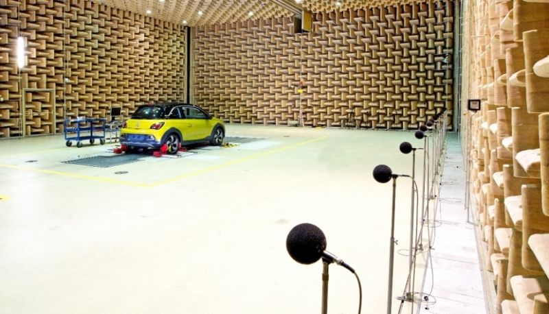 El nuevo Opel Adam Rocks recurre a cabezas y orejas artificiales para mejorar el sonido en su habitáculo El nuevo Opel Adam Rocks recurre a cabezas y orejas artificiales para mejorar el sonido en su habitáculo