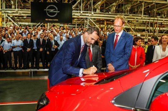 El Rey Felipe VI asiste a la salida del primer Opel Mokka de Figueruelas El Rey Felipe VI asiste a la salida del primer Opel Mokka de Figueruelas