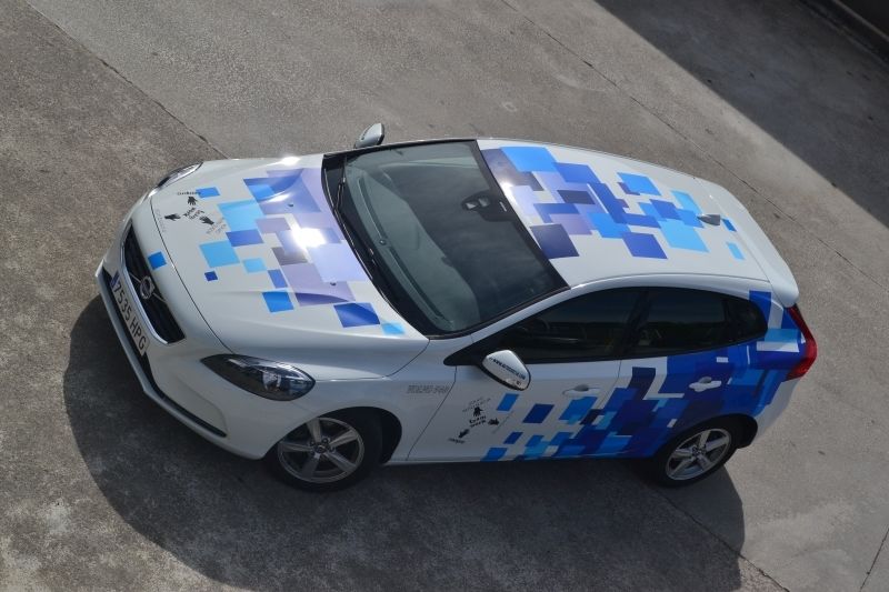 ARTISTAS QUE TOMAN A UN VOLVO V40 POR LIENZO ARTISTAS QUE TOMAN A UN VOLVO V40 POR LIENZO