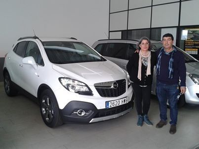Francisco Pola y Amor con su nuevo Mokka Francisco Pola y Amor con su nuevo Mokka