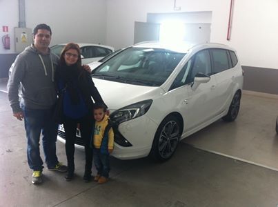Francisco Javier y su familia con su zafira tourer Francisco Javier y su familia con su zafira tourer