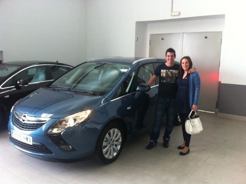 Alejandro y Vanesa estrenando su nueva Zafira Tourer Alejandro y Vanesa estrenando su nueva Zafira Tourer
