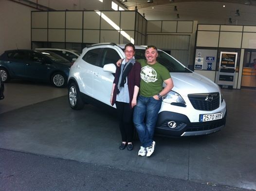 Aurelio y su mujer con su nuevo Mokka Aurelio y su mujer con su nuevo Mokka