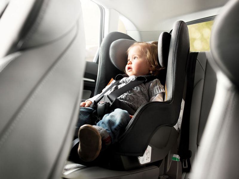 El asiento delantero del coche no podrá ser utilizado por menores que no superen los 135 cm de altura El asiento delantero del coche no podrá ser utilizado por menores que no superen los 135 cm de altura