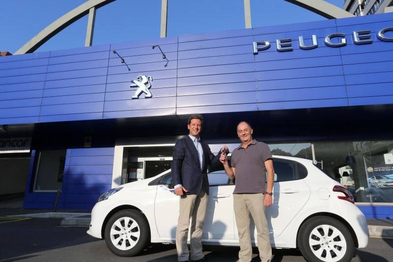 José Ramón Moya se lleva el primer Peugeot 208 Like José Ramón Moya se lleva el primer Peugeot 208 Like