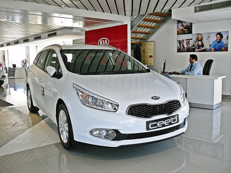 KIA cee'd Sportswagon 1.6 CRDi VGT 128cv - 16.500 € KIA cee'd Sportswagon 1.6 CRDi VGT 128cv - 16.500 €