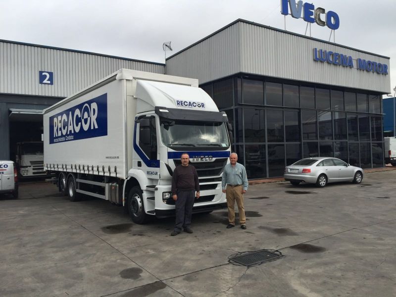 ENTREGA DE UN STRALIS HI-STREET A RECACOR, S.A. ENTREGA DE UN STRALIS HI-STREET A RECACOR, S.A.