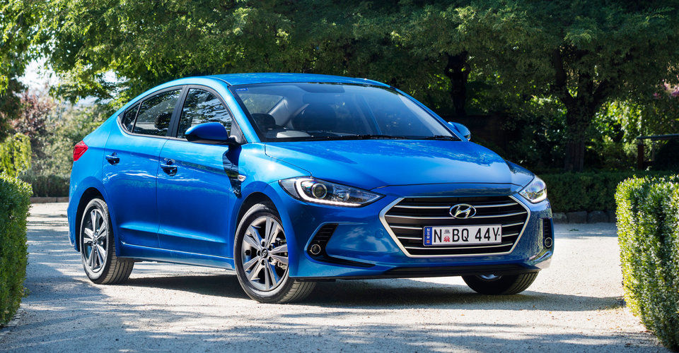 HYUNDAI ELANTRA. LA BERLINA CON LA QUE DISFRUTAR EN CARRETERA. HYUNDAI ELANTRA. LA BERLINA CON LA QUE DISFRUTAR EN CARRETERA.