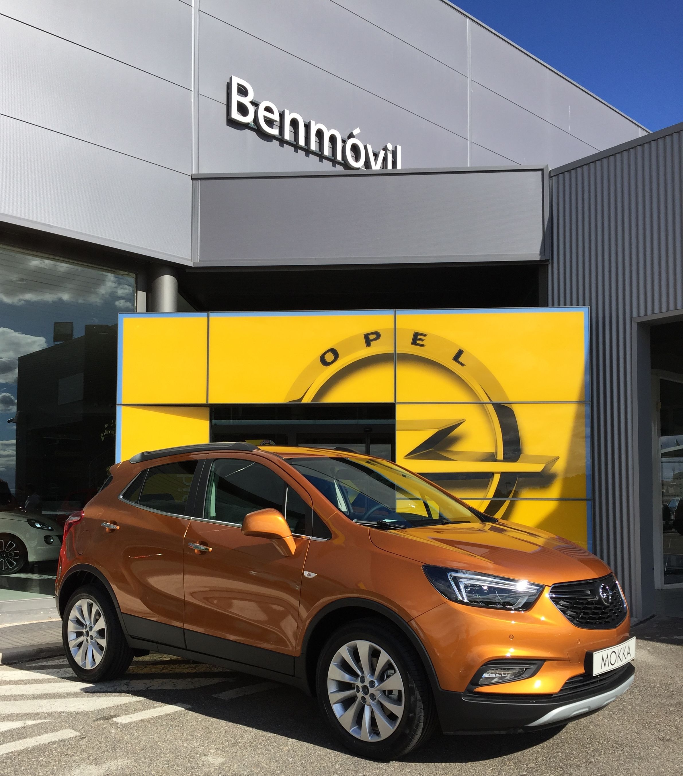 Ya está aquí el nuevo Mokka X. Si te emociona, pasate por la exposición, gana en persona. Ya está aquí el nuevo Mokka X. Si te emociona, pasate por la exposición, gana en persona.