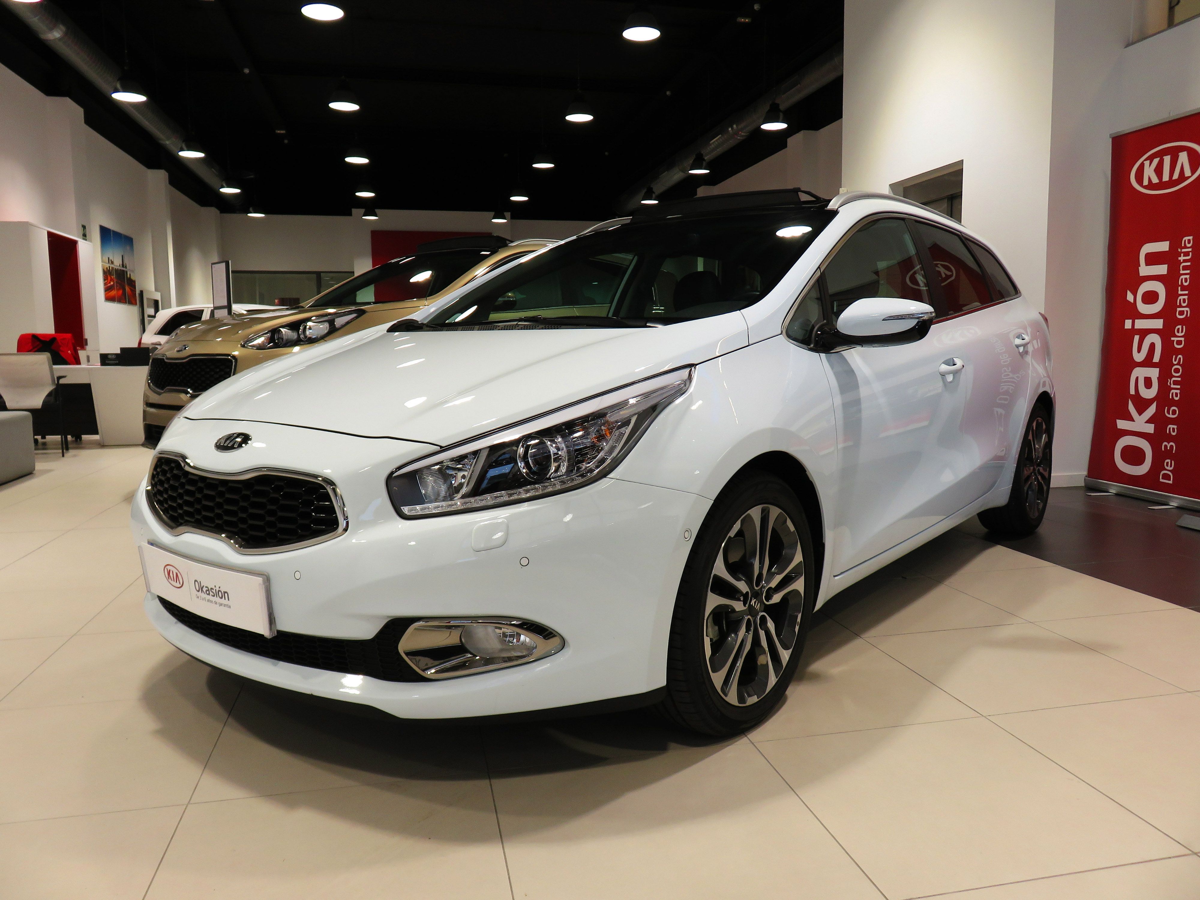 Kia Cee'd SW 1.6CRDi Emotion Eco-Dyn. 5P 128CV(P.Luxury) por 17.500€* Kia Cee'd SW 1.6CRDi Emotion Eco-Dyn. 5P 128CV(P.Luxury) por 17.500€*