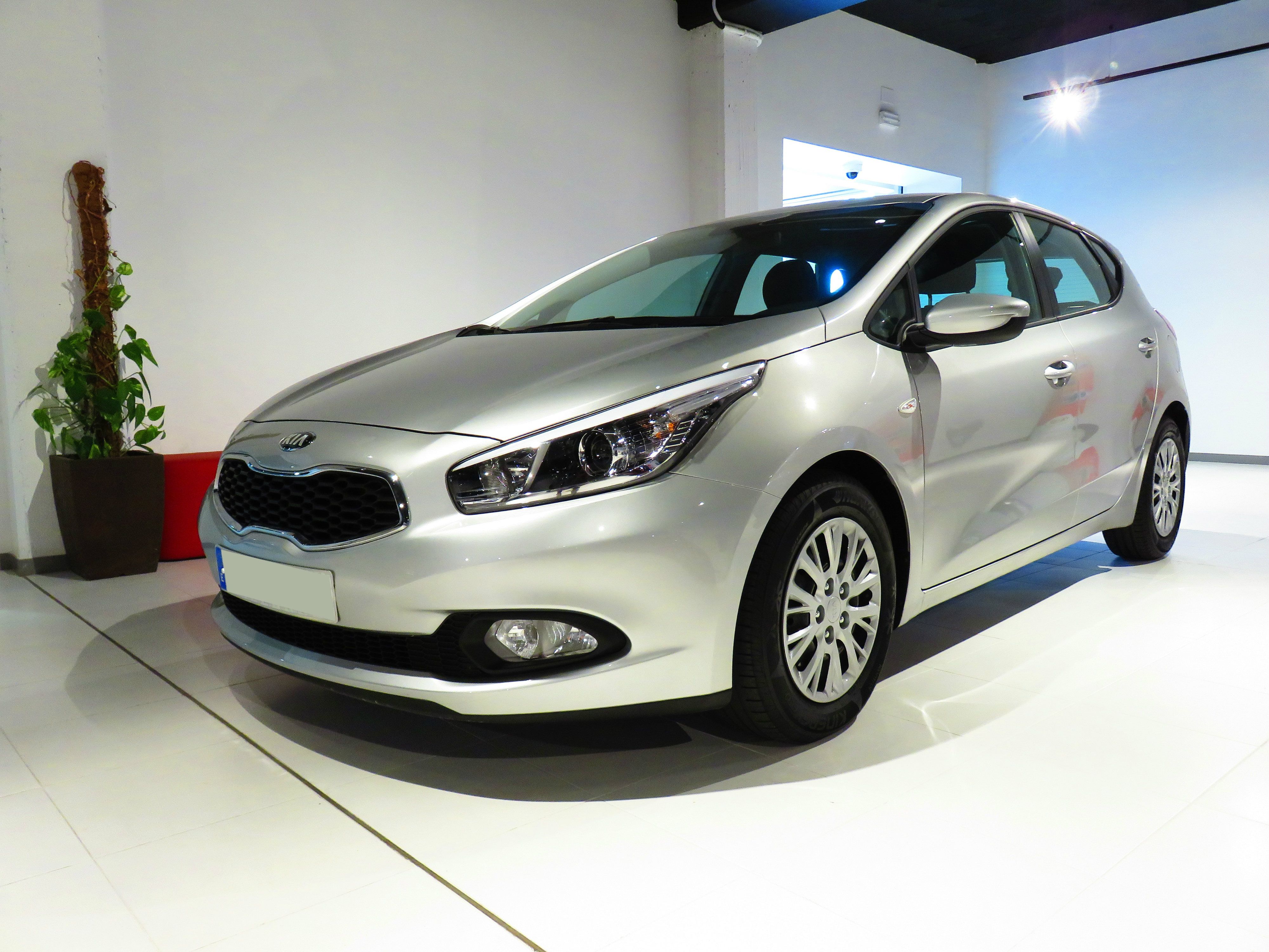 Kia Cee'd 1.4CRDi Concept plateado por 10.550€* Kia Cee'd 1.4CRDi Concept plateado por 10.550€*