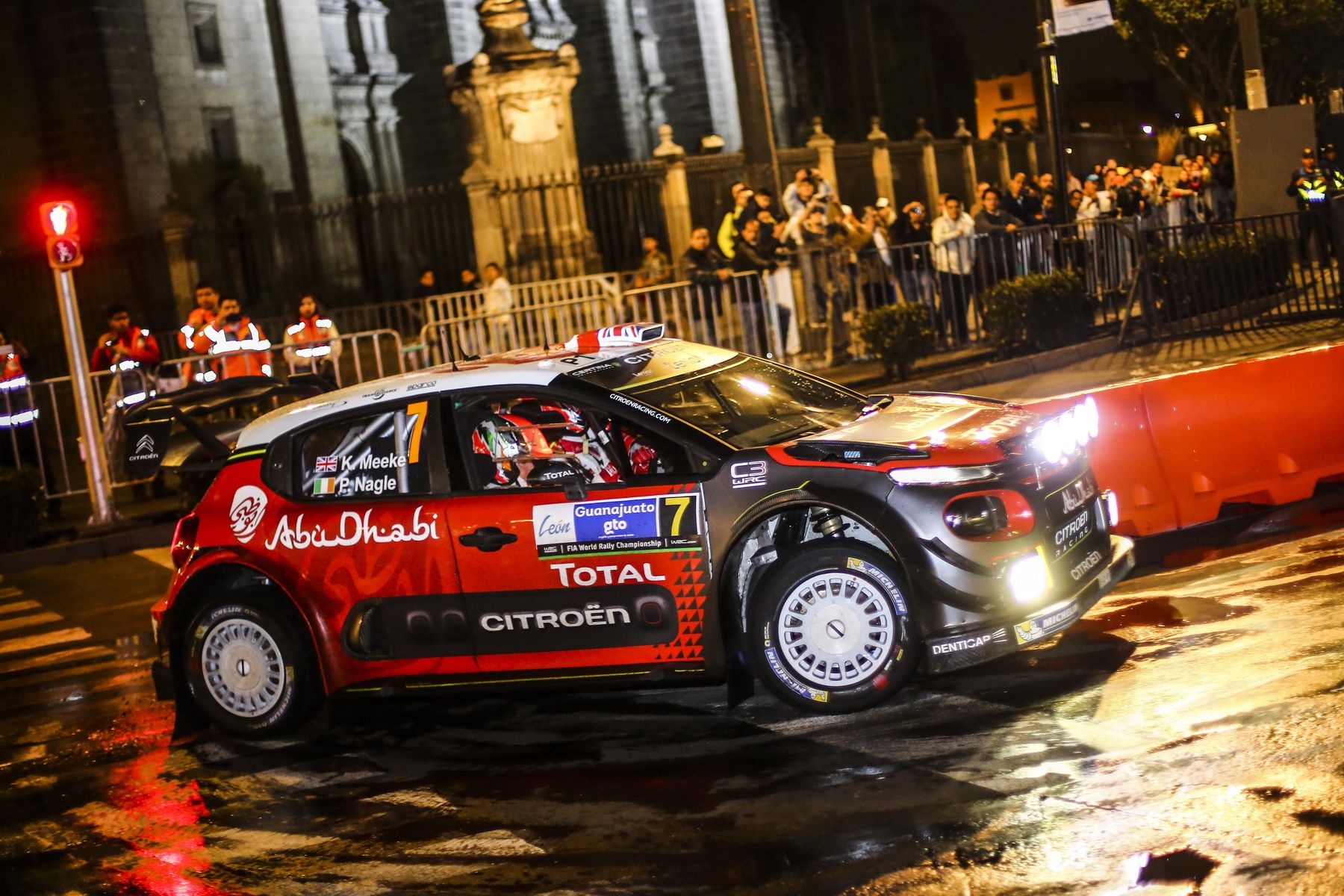 LOS CITROËN C3 WRC JUNTO A LA MULTITUD EN MÉXICO D.F. LOS CITROËN C3 WRC JUNTO A LA MULTITUD EN MÉXICO D.F.