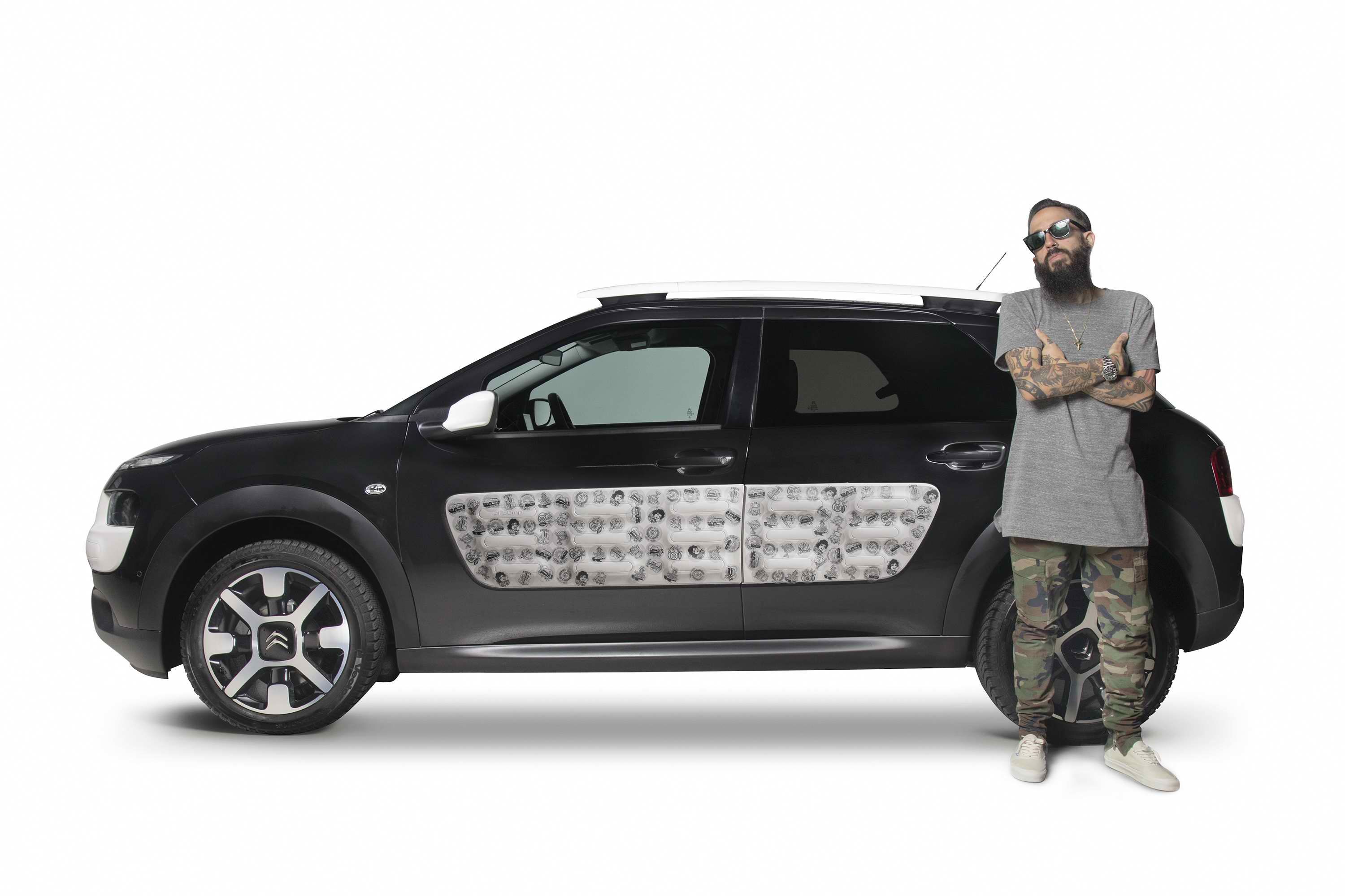 EL ARTISTA BNOMIO DISEÑA EL PRIMER COCHE TATUADO CON UNA COLECCIÓN DE STICKERS DE EDICIÓN LIMITADA EL ARTISTA BNOMIO DISEÑA EL PRIMER COCHE TATUADO CON UNA COLECCIÓN DE STICKERS DE EDICIÓN LIMITADA