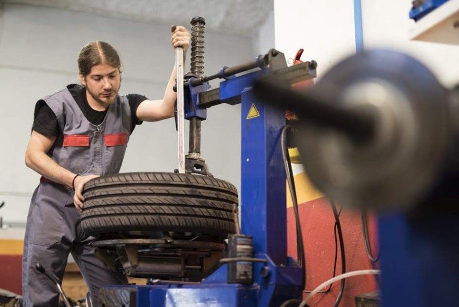 Los peligros que corres al no revisar tu coche: reventones, averías y riesgo de accidentes Los peligros que corres al no revisar tu coche: reventones, averías y riesgo de accidentes
