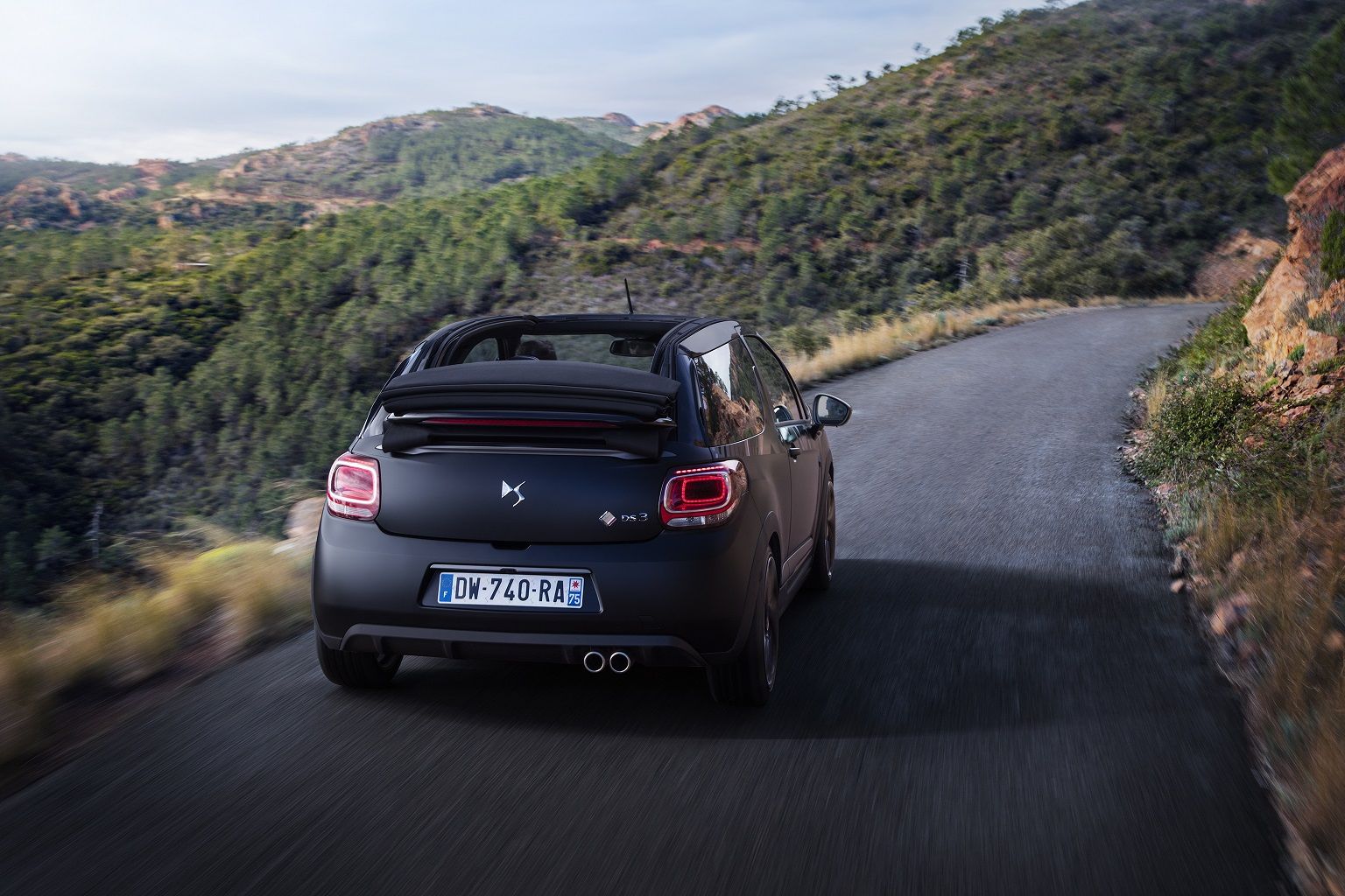 LOS CABRIO DE DS: CÓMO DISFRUTAR DEL SOL Y EL BUEN TIEMPO DE LA FORMA MÁS CHIC LOS CABRIO DE DS: CÓMO DISFRUTAR DEL SOL Y EL BUEN TIEMPO DE LA FORMA MÁS CHIC