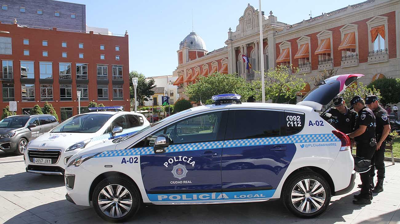 Ciudauto hizo entrega de los dos nuevos Peugeot 3008 equipados con la última tecnología para la Policía Local de Ciudad Real Ciudauto hizo entrega de los dos nuevos Peugeot 3008 equipados con la última tecnología para la Policía Local de Ciudad Real