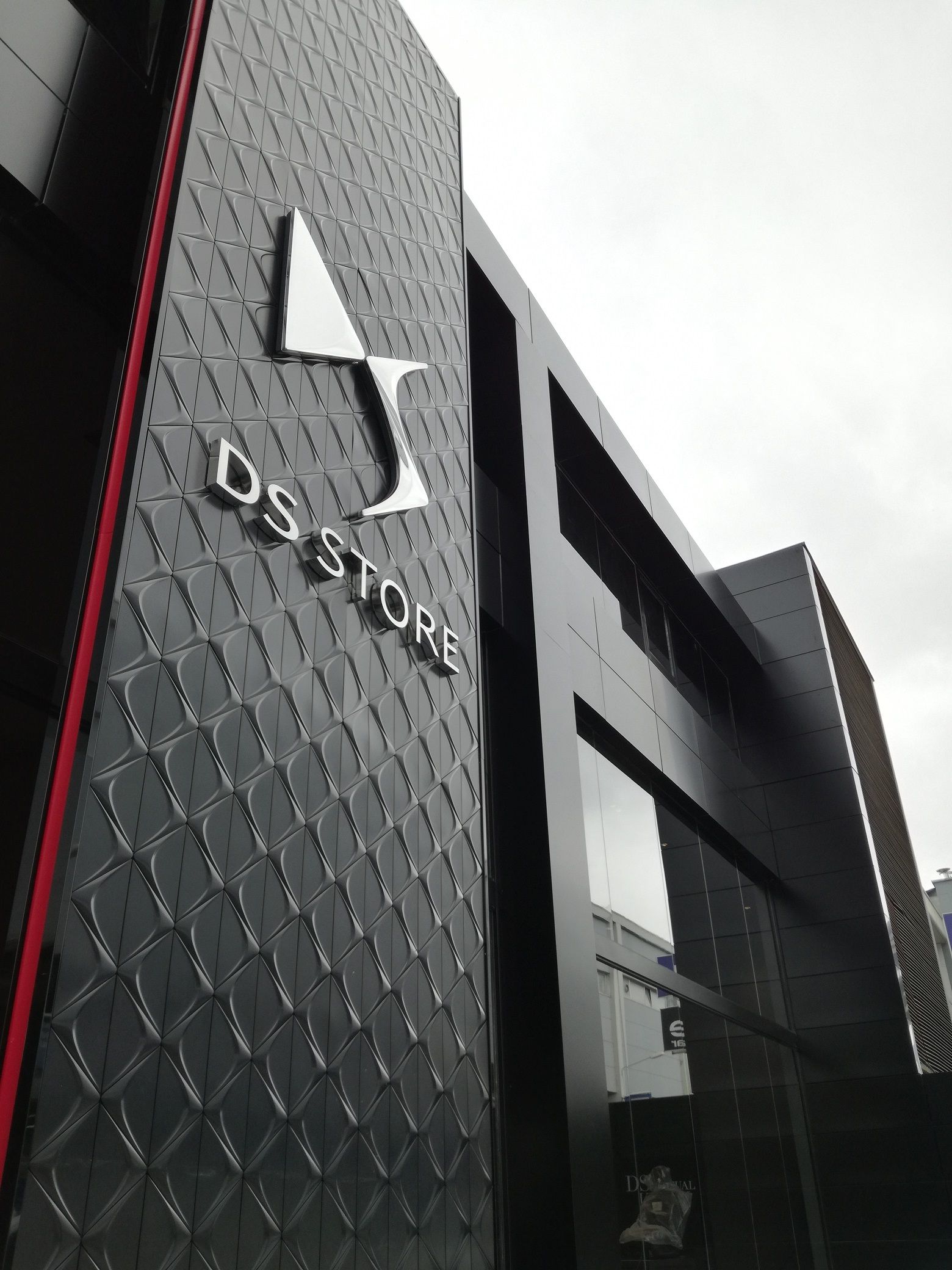 DS AUTOMOBILES LLEVA SU CONCEPTO COMERCIAL DS STORE AL ÁREA METROPOLITANA DE BARCELONA DS AUTOMOBILES LLEVA SU CONCEPTO COMERCIAL DS STORE AL ÁREA METROPOLITANA DE BARCELONA