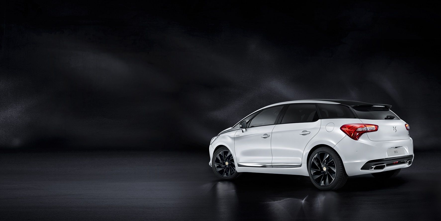 DS 5 PRESTIGE: MOTORES EFICIENTES DE ALTAS PRESTACIONES Y LA MÁXIMA EXPRESIÓN DEL LUJO DS 5 PRESTIGE: MOTORES EFICIENTES DE ALTAS PRESTACIONES Y LA MÁXIMA EXPRESIÓN DEL LUJO