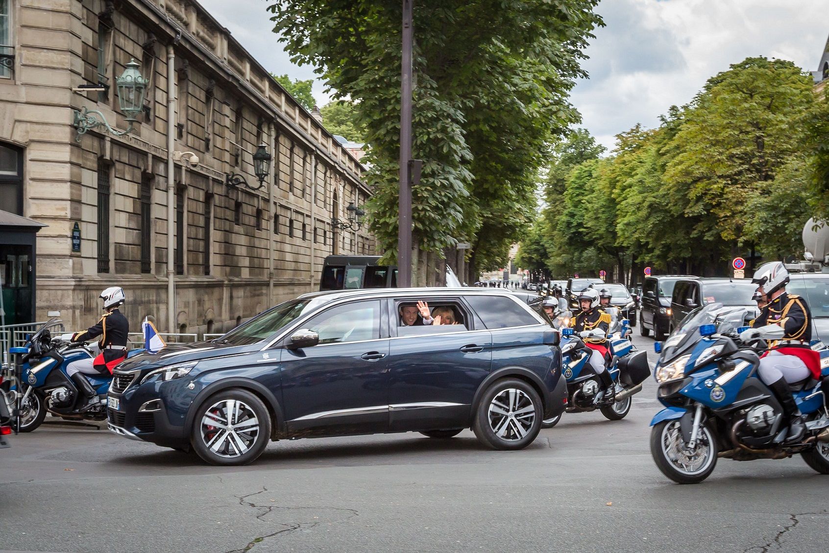 Emmanuel Macron eligió el Peugeot 5008 como vehículo oficial para los eventos de la Fiesta Nacional francesa Emmanuel Macron eligió el Peugeot 5008 como vehículo oficial para los eventos de la Fiesta Nacional francesa