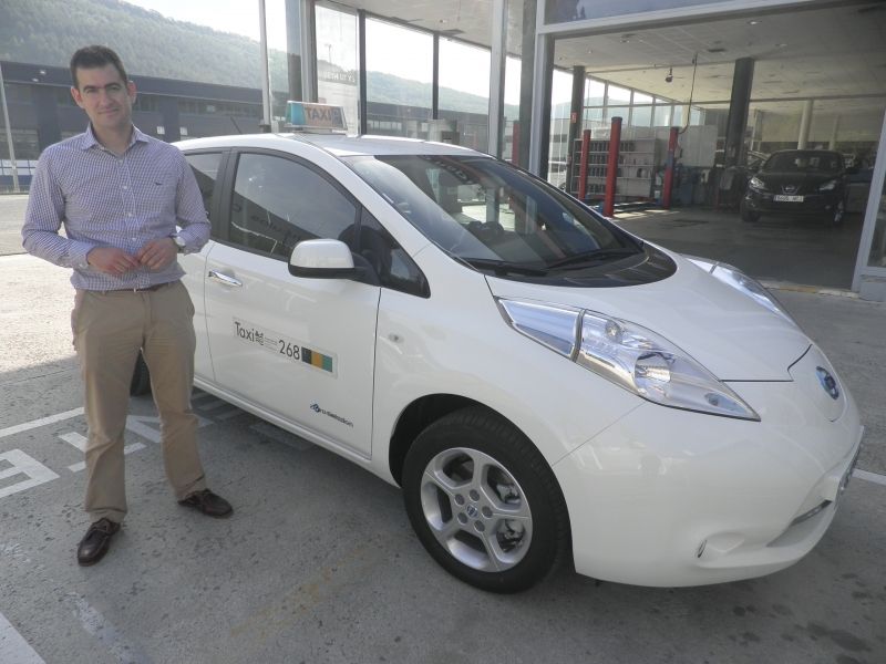 EL PRIMER TAXI ELÉCTRICO EN PAMPLONA EL PRIMER TAXI ELÉCTRICO EN PAMPLONA