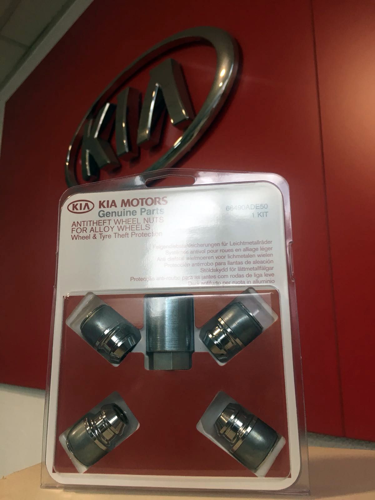 LLÉVATE TU KIT DE TUERCAS ANTIRROBO DE REGALO AL CAMBIAR LOS CUATRO NEUMÁTICOS DE TU COCHE LLÉVATE TU KIT DE TUERCAS ANTIRROBO DE REGALO AL CAMBIAR LOS CUATRO NEUMÁTICOS DE TU COCHE