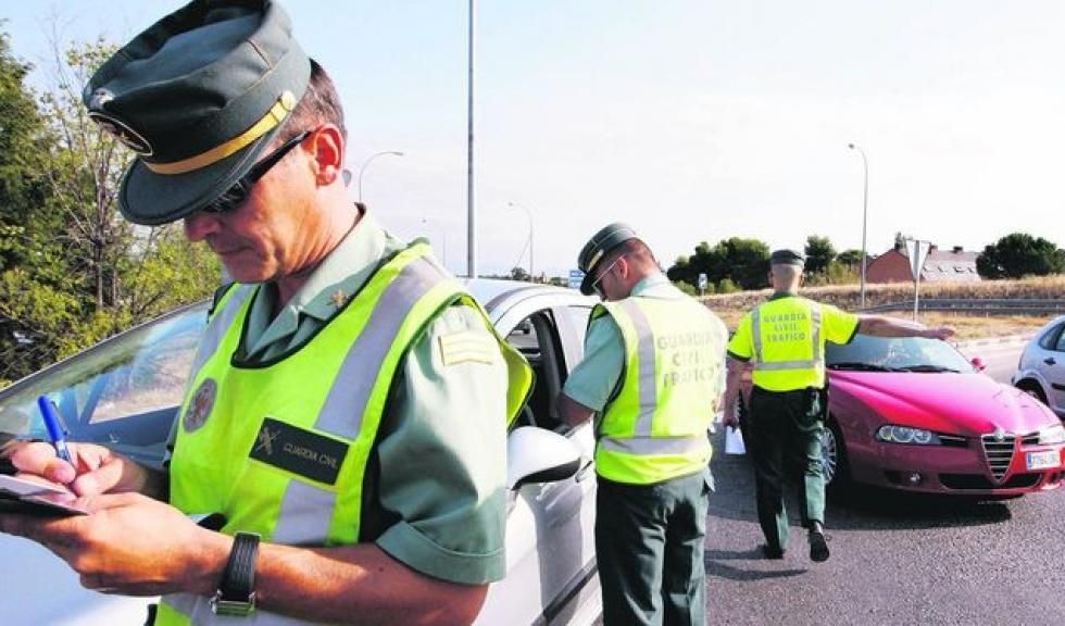 Cinco multas que te pueden poner aún con el coche parado (y bien estacionado) Cinco multas que te pueden poner aún con el coche parado (y bien estacionado)
