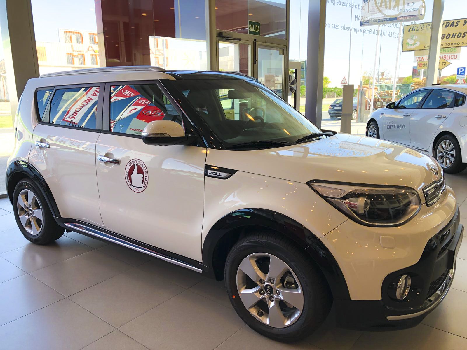 KIA SOUL 1.6 CRDI DRIVE 136CV PACK VISION/PACK SUV 15990€ KIA SOUL 1.6 CRDI DRIVE 136CV PACK VISION/PACK SUV 15990€