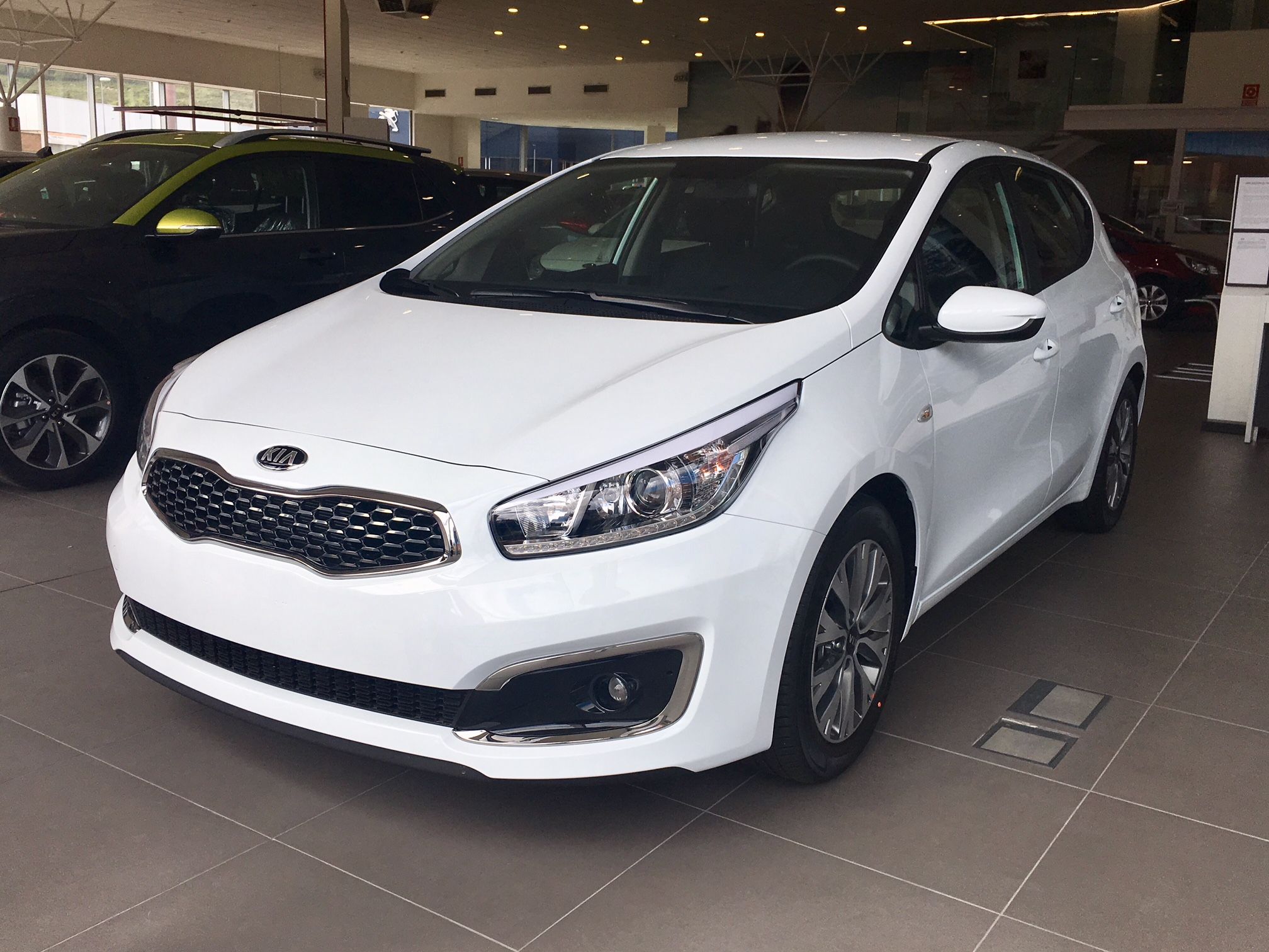 Kia Cee´d 1.0 T-GDi Concept Plus por 12.915*€ Kia Cee´d 1.0 T-GDi Concept Plus por 12.915*€
