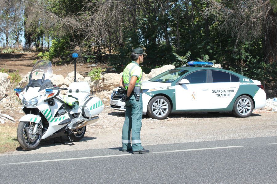 ¿Por qué querrá la Guardia Civil que golpeemos el capó? ¿Por qué querrá la Guardia Civil que golpeemos el capó?