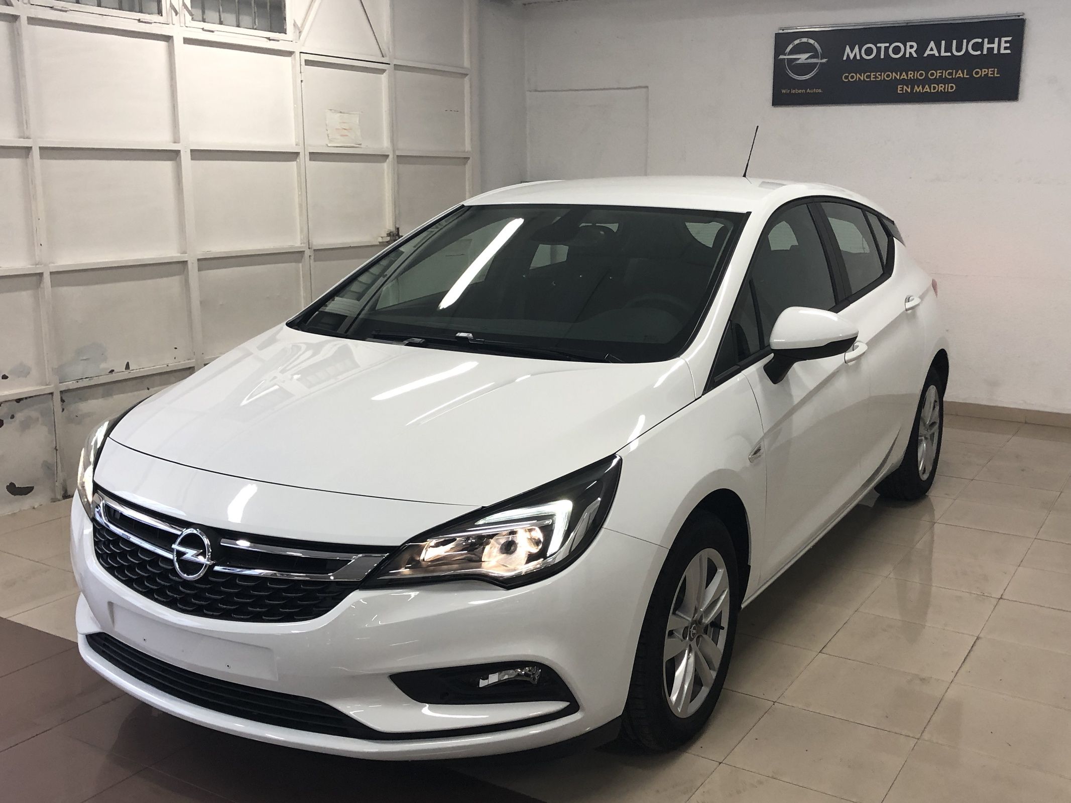 Astra 5P Sight&Connect 1.0T S/S (105CV) Astra 5P Sight&Connect 1.0T S/S (105CV)