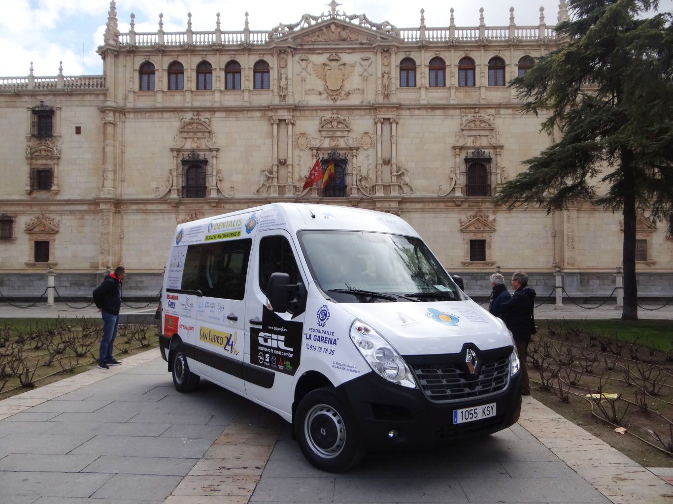 Grupo Gil colabora en la adquisición de un vehículo de transporte para la Asociación de Familiares de Enfermos de Alzheimer Grupo Gil colabora en la adquisición de un vehículo de transporte para la Asociación de Familiares de Enfermos de Alzheimer