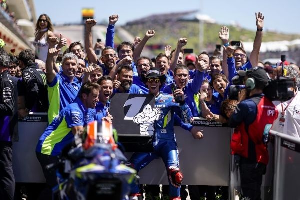 Álex Rins brilla y gana su primera carrera de MotoGP Álex Rins brilla y gana su primera carrera de MotoGP