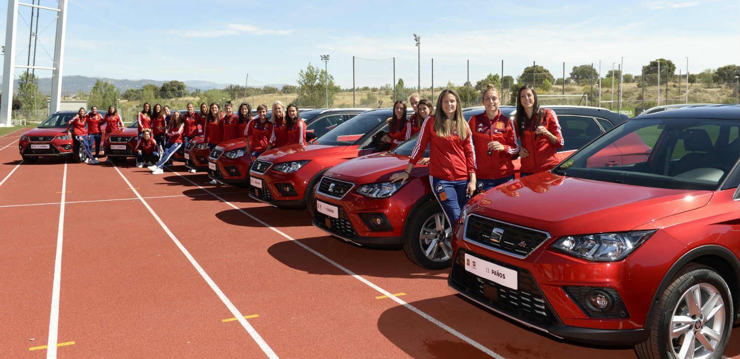 SEAT regala un coche a cada jugadora de la selección española femenina SEAT regala un coche a cada jugadora de la selección española femenina