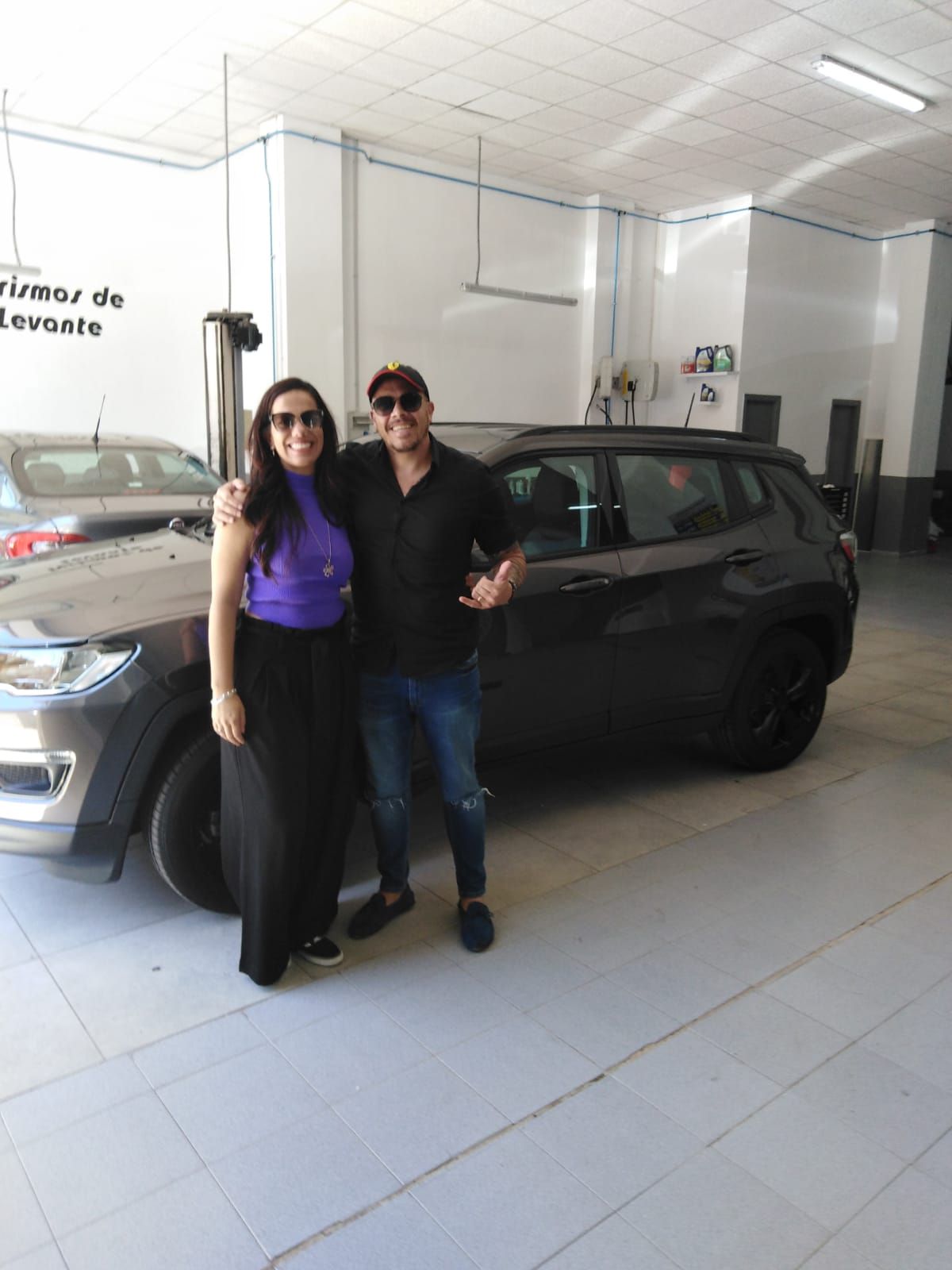 Entrega a Livia y Andres de un Jeep Compass Entrega a Livia y Andres de un Jeep Compass