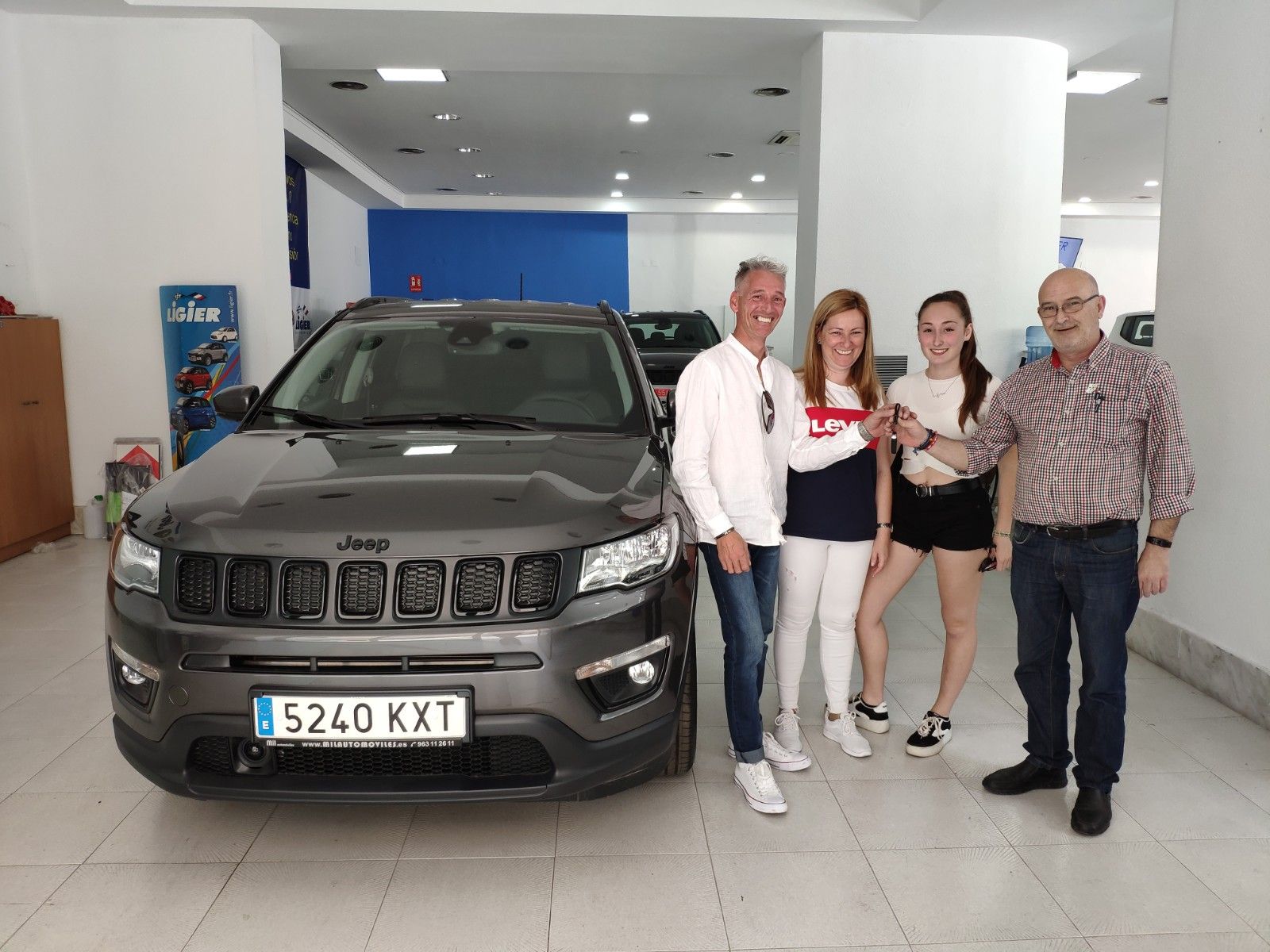 Entrega a Antonio Valero un Jeep Compass Entrega a Antonio Valero un Jeep Compass