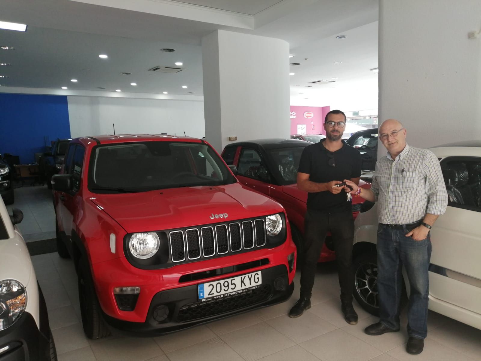 Entrega a Wilson Bernadelli y Paula Mariana un Jeep Renegade Entrega a Wilson Bernadelli y Paula Mariana un Jeep Renegade
