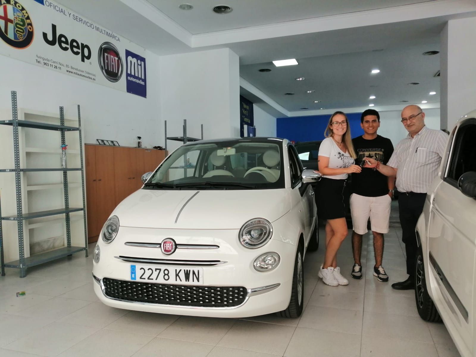 Entrega de un Fiat 500 a Rosabel y Malhkon Entrega de un Fiat 500 a Rosabel y Malhkon