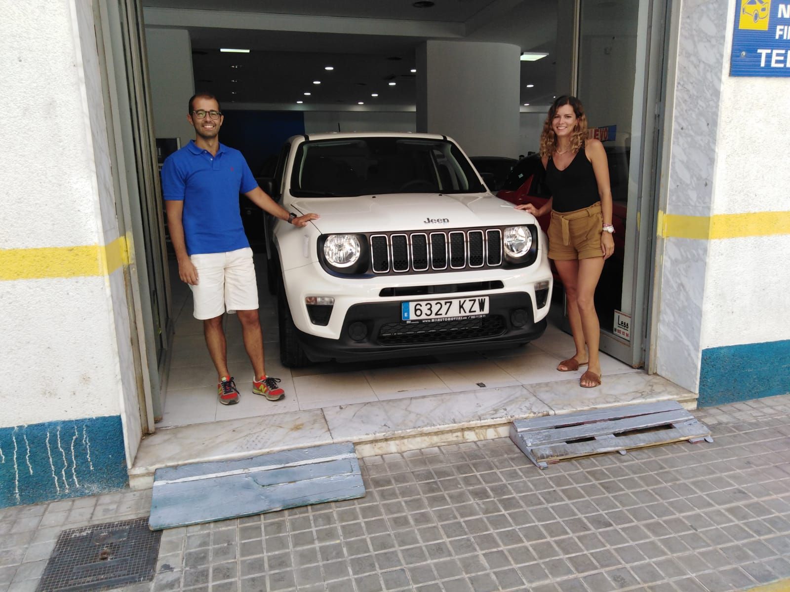 Milautomóviles entrega a Cristina y Fabio un Jeep Renegade Milautomóviles entrega a Cristina y Fabio un Jeep Renegade