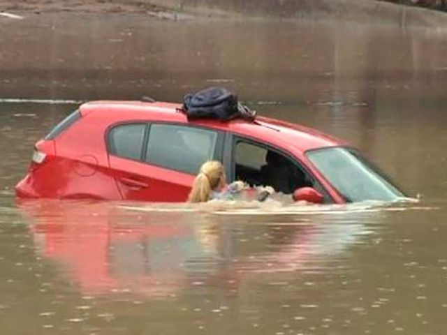 COMO SALIR DE UN COCHE SUMERGIDO EN EL AGUA COMO SALIR DE UN COCHE SUMERGIDO EN EL AGUA